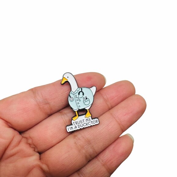 🤩Cartoon Animal Shaped Doctor Duck Pin Brooch Trust Me I'm A Ducktor Medicine🤩 - Picture 2 of 6